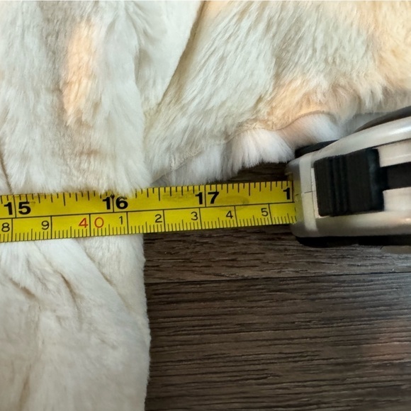 Louis Vuitton 100% Weasel Fur Cropped Jacket – Ivory – FR 38 (US 6) - Picture 11 of 16